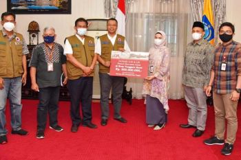 OJK dan industri jasa keuangan membantu korban banjir di Bima NTB