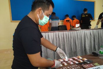 Lima tersangka penyalahgunaan narkoba ditangkap polisi di Limapuluh Kota, seorang ditembak dan meninggal di RSUD