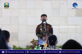 Penjabat Bupati Pesisir Barat ingatkan masyarakat terapkan prokes saat Shalat Tarawih
