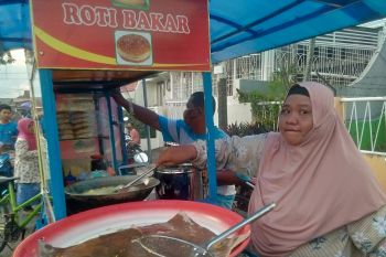 Hari Pertama Puasa Warga Ramai berburu Takjil di Padang