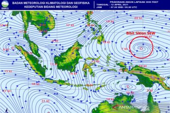 Bibit siklon 92W menjauh masih berdampak hujan di Indonesia