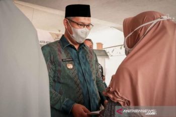 Pemkot Kendari serahkan bantuan kepada 27 pelaku UMKM di Nambo