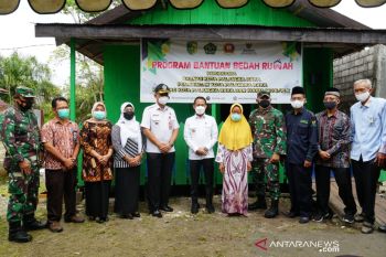 Wali Kota Palangka Raya serahkan bantuan perbaikan rumah warga tidak mampu