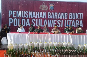 Polda Sulawesi Utara musnahkan barang bukti 16.185 liter minuman keras