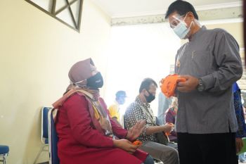 Komitmen cegah COVID-19, Pemkot Madiun vaksin ratusan pedagang pasar tradisional