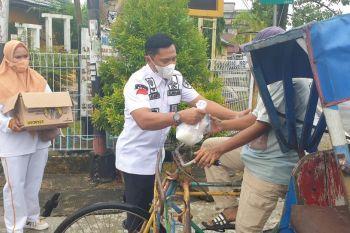 Peringati HBP ke-57, Lapas Tembilahan bagi-bagi sembako ke tukang becak
