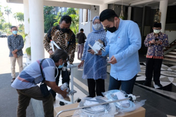 RSUD dr. Soewandhie Surabaya dapat bantuan alat terapi pernapasan