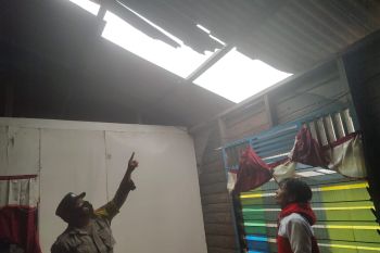 Puting beliung rusak sejumlah rumah warga di Kampung Bugis