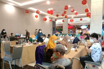 Pemkab Bantaeng gaungkan vaksinasi 1 guru 1 lansia