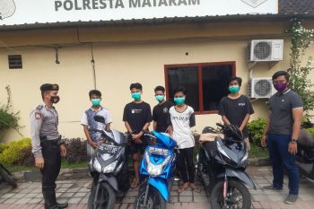 Lima pebalap liar dan belasan pelaku perang petasan di Mataram diamankan polisi