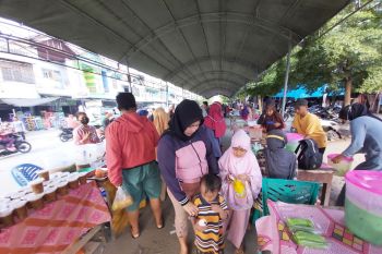Warga Kota Palu  ngabuburit sambil berburu jajanan berbuka puasa