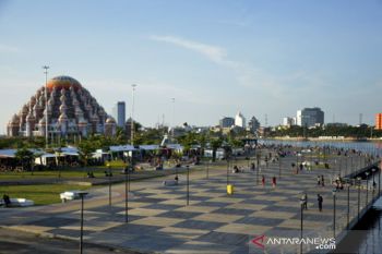 Ngabuburit di kawasan Masjid 99 Kubah di Makassar