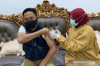 Bupati Bantaeng beri contoh suntik vaksin saat berpuasa bukan hambatan