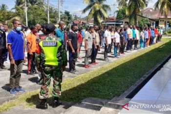 Personel Babinsa Kodim Biak latih disiplin 128 pencari kerja