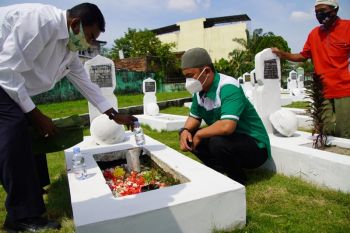 Peringati HUT ke-71 manajemen PSMS ziarahi makam mantan pemain