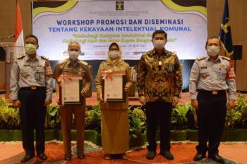 Kemenkumham serahkan surat pencatatan KIK kepada Pemkab Pangkep dan Sinjai