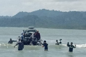 TNI AL evakuasi penjaga rakit terombang ambing di laut dampak siklon tropis