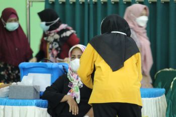 Vaksinasi COVID-19 bagi guru di Lampung