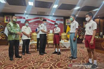 BPJS Ketenagakerjaan Palangka Raya salurkan beasiswa pada tiga siswa
