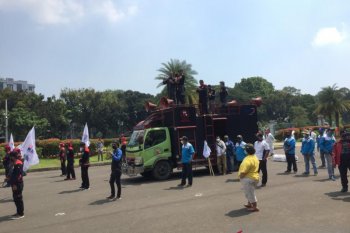 Puluhan buruh bergerak ke Mahkamah Konstitusi