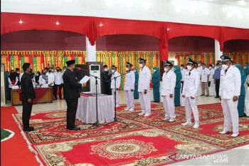 Bupati Sutan Riska Tuanku Kerajaan melantik wali nagari hasil Pilwanaserentak 2021, enam jumlahnya
