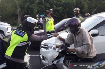 Cara Polres Temanggung sosialisasi larangan mudik sambil bagi takjil