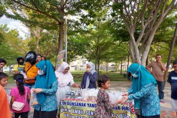 TP PKK Pesisir Selatan bagikan takjil ke masyarakat di Taman Spora Painan