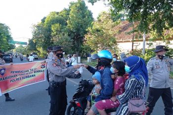 Sat Binmas Polres Sumbawa berbagi takjil sambil mengimbau prokes