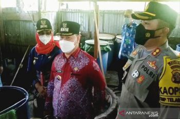 Puluhan drum arak ditemukan saat penggerebekan di Sampit