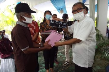 Seribu paket sembako dibagikan anggota Komisi IV DPR RI untuk nelayan