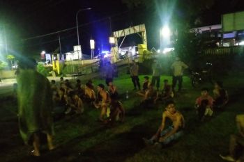 Puluhan remaja di Jalan Raya Sade Lombok Tengah terjaring razia balap liar