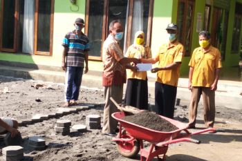 Ketua MKGR Kulon Progo bantu pembangunan "conblock" halaman PRM Pandowan