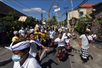 Tradisi mesuryak pada Hari Raya Kuningan