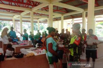 TNI bantu layanan Posyandu warga di Kampung Senggo
