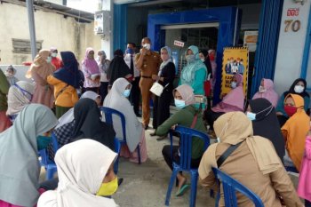 Satgas COVID-19 Bandarlampung tertibkan kerumunan massa di bank