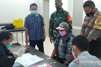 Bhabinkamtibmas Polsek Lunyuk monitoring vaksinasi lansia