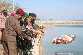 TNI dan Polri di Kupang gelar tabur bunga atas gugurnya prajurit KRI Nanggala