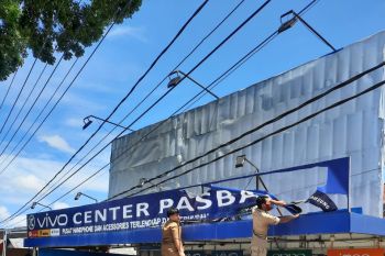 Menunggak pajak puluhan juta rupiah, reklame Vivo ditertibkan di Pasbar