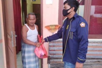 Karang Taruna Desa Margasari bagikan bingkisan ke warga
