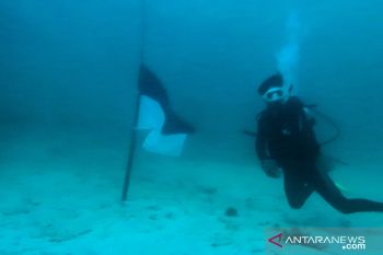 Kenang KRI Nanggala 402 penyelam pasang bendera setengah tiang di dasar laut