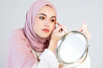 Cara aplikasikan riasan "natural look" agar tampak segar saat puasa