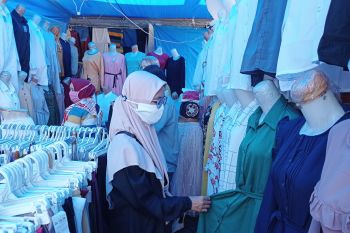 Toko pakaian di Padang masih sepi pembeli dua pekan jelang Lebaran Idul Fitri