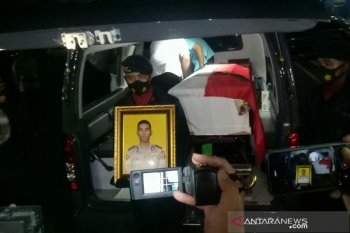 Keluarga sambut kedatangan jenazah angggota Brimob yang gugur di Ilaga dengan penuh haru