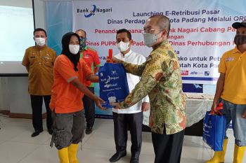 Petugas kebersihan di Padang dapat pembagian 1.731 paket sembako dari Bank Nagari