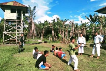 Satgas TNI beri latihan bela diri karate untuk anak di perbatasan RI-PNG