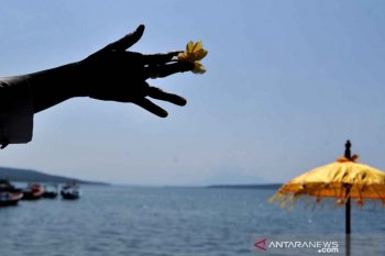 Pemprov Bali lakukan tabur bunga hormati 53 prajurit KRI Nanggala-402