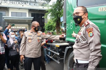 Video viral bocah 12 tahun kemudikan truk kontainer