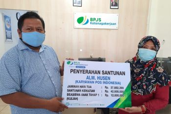 BPJS Ketenagakerjaan Baubau menyerahkan manfaat beasiswa ahli waris