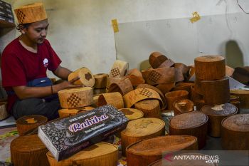 Produksi peci kayu waru