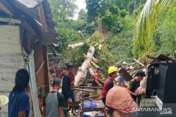 Polisi bersama warga evakuasi rumah tertimpa pohon durian